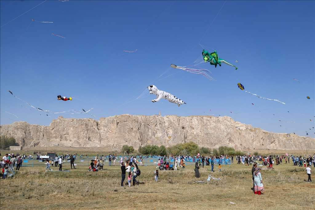 Çocukların uçurduğu uçurtmalar Van'ın semalarını renklendirdi