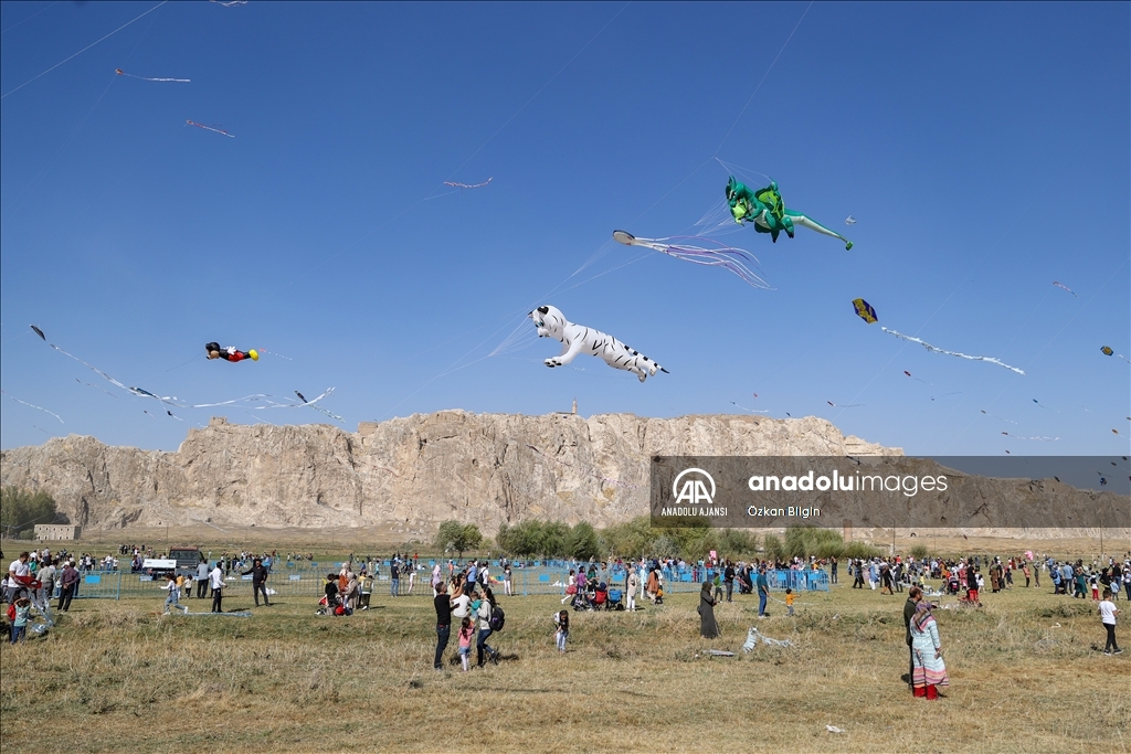 Çocukların uçurduğu uçurtmalar Van'ın semalarını renklendirdi