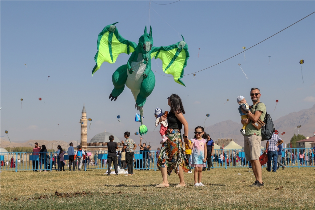 Çocukların uçurduğu uçurtmalar Van'ın semalarını renklendirdi