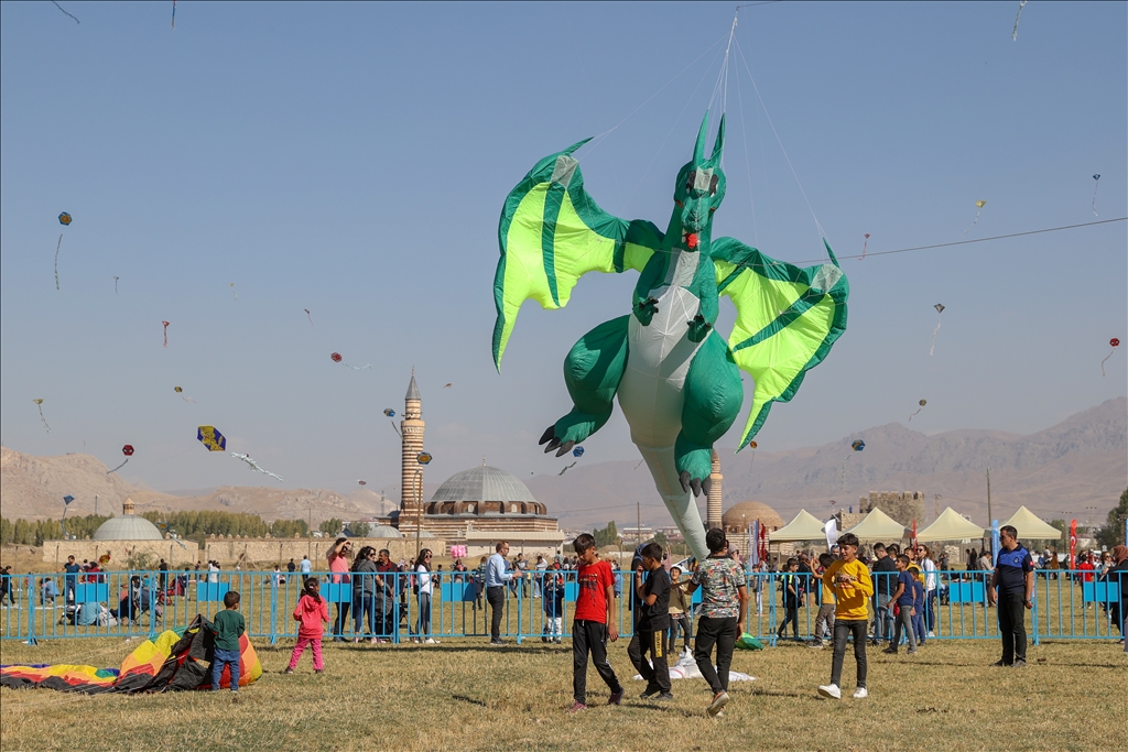 Çocukların uçurduğu uçurtmalar Van'ın semalarını renklendirdi