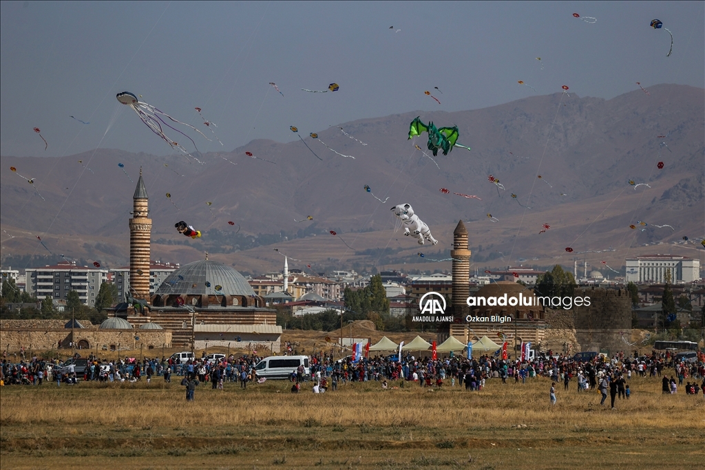 Çocukların uçurduğu uçurtmalar Van'ın semalarını renklendirdi