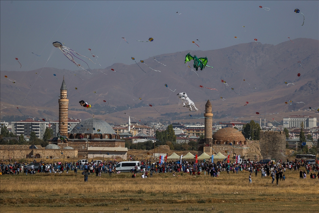 Çocukların uçurduğu uçurtmalar Van'ın semalarını renklendirdi