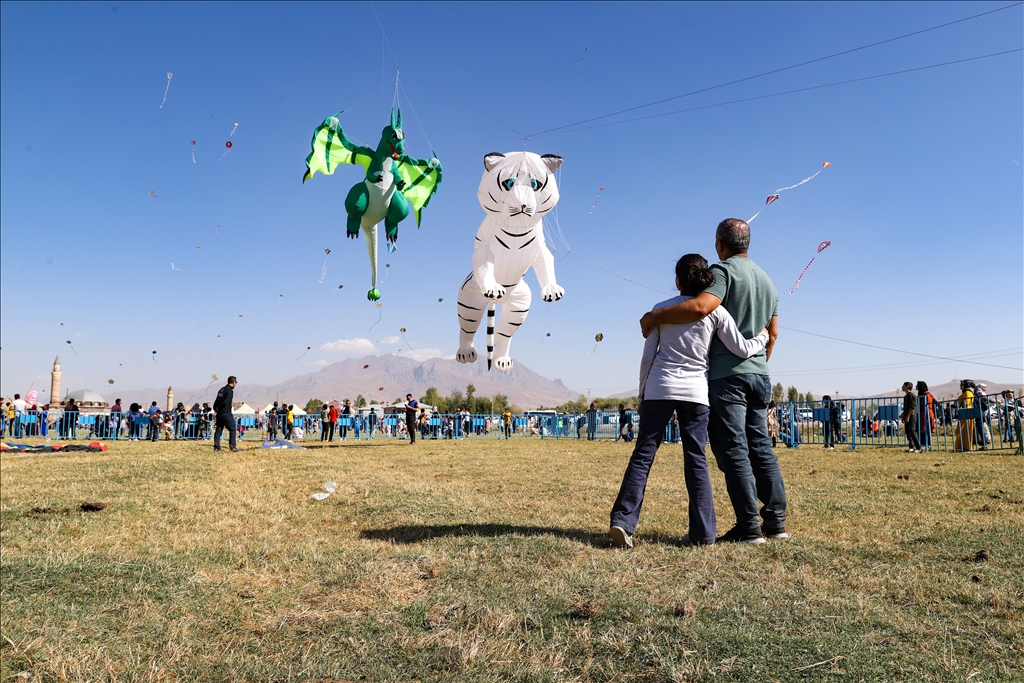 Çocukların uçurduğu uçurtmalar Van'ın semalarını renklendirdi
