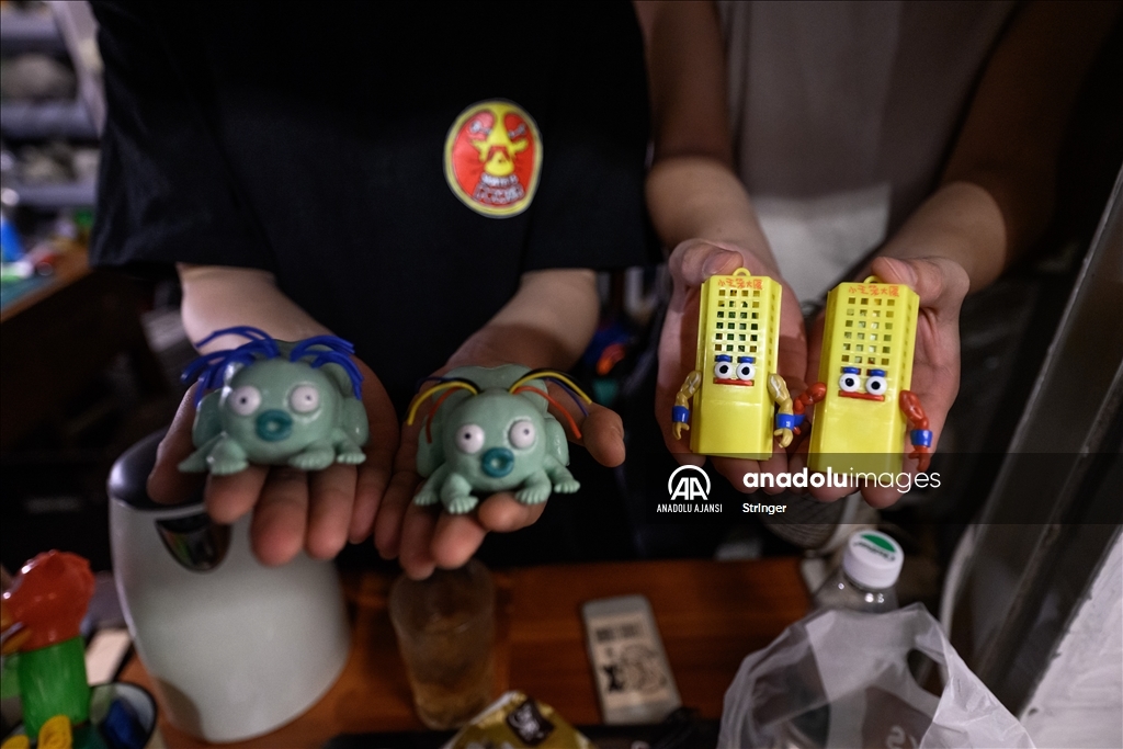 Çin'in Guangzhou kentinde geri dönüşüm malzemelerinden oyuncak yapımı