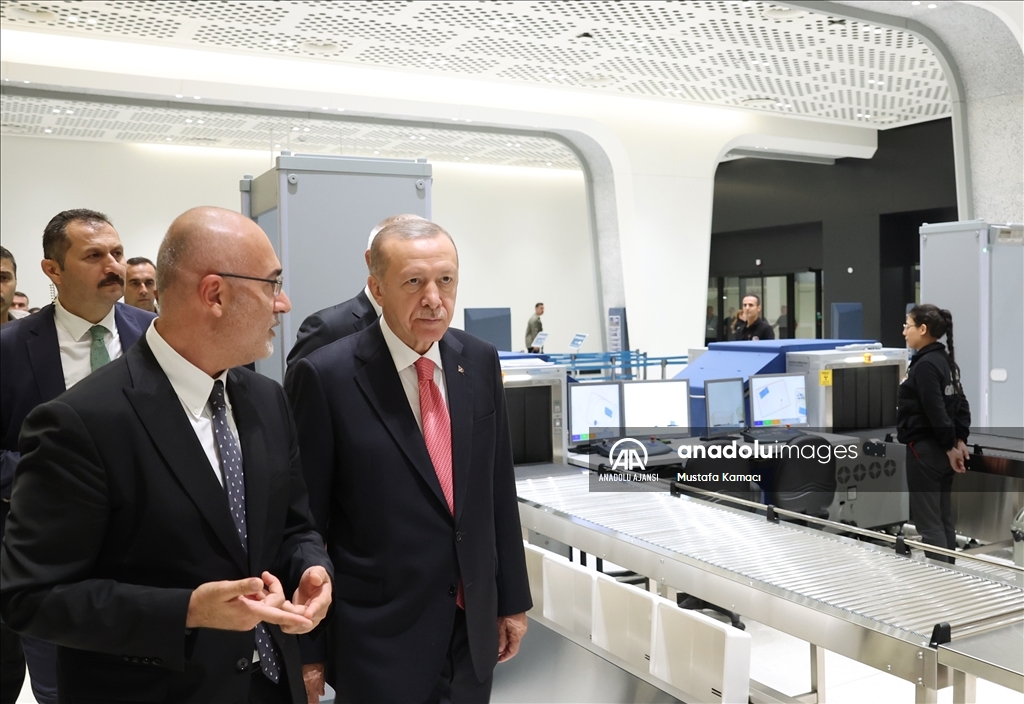 Cumhurbaşkanı Erdoğan, Galataport İstanbul'da incelemelerde bulundu