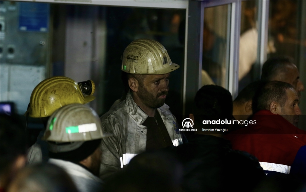 Göçük altında kalan işçilerin yakınları ve mesai arkadaşları bekleyişlerini sürdürdü