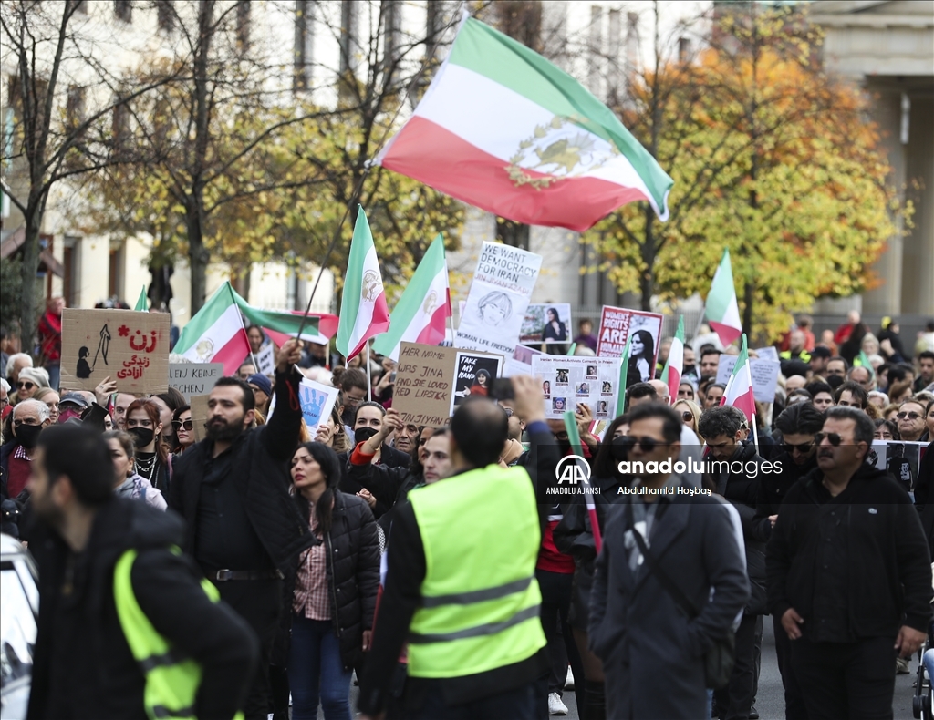 İranlı Mahsa Emini'nin ölümü Almanya'da protesto edildi
