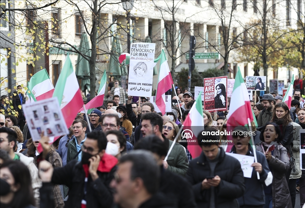 İranlı Mahsa Emini'nin ölümü Almanya'da protesto edildi