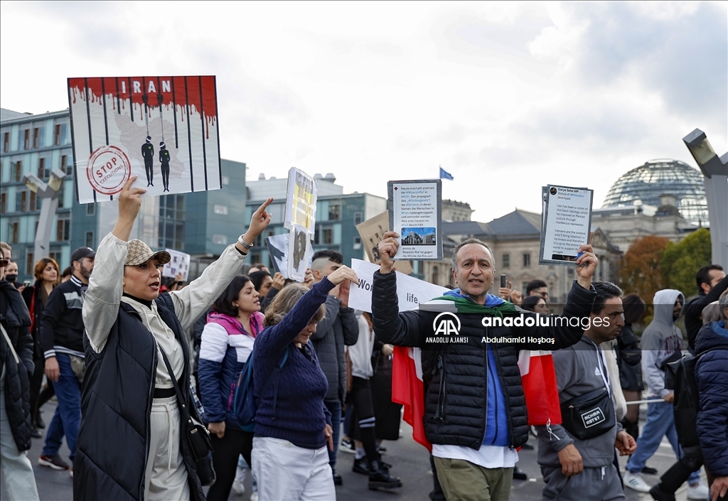 İranlı Mahsa Emini'nin ölümü Almanya'da protesto edildi