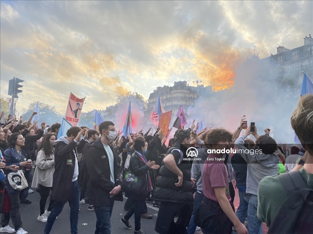 Organizatörler, Paris’teki gösteriye 140 bin kişinin katıldığını belirtti