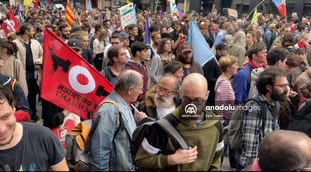Organizatörler, Paris’teki gösteriye 140 bin kişinin katıldığını belirtti