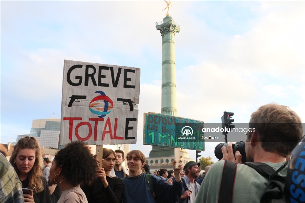Organizatörler, Paris’teki gösteriye 140 bin kişinin katıldığını belirtti