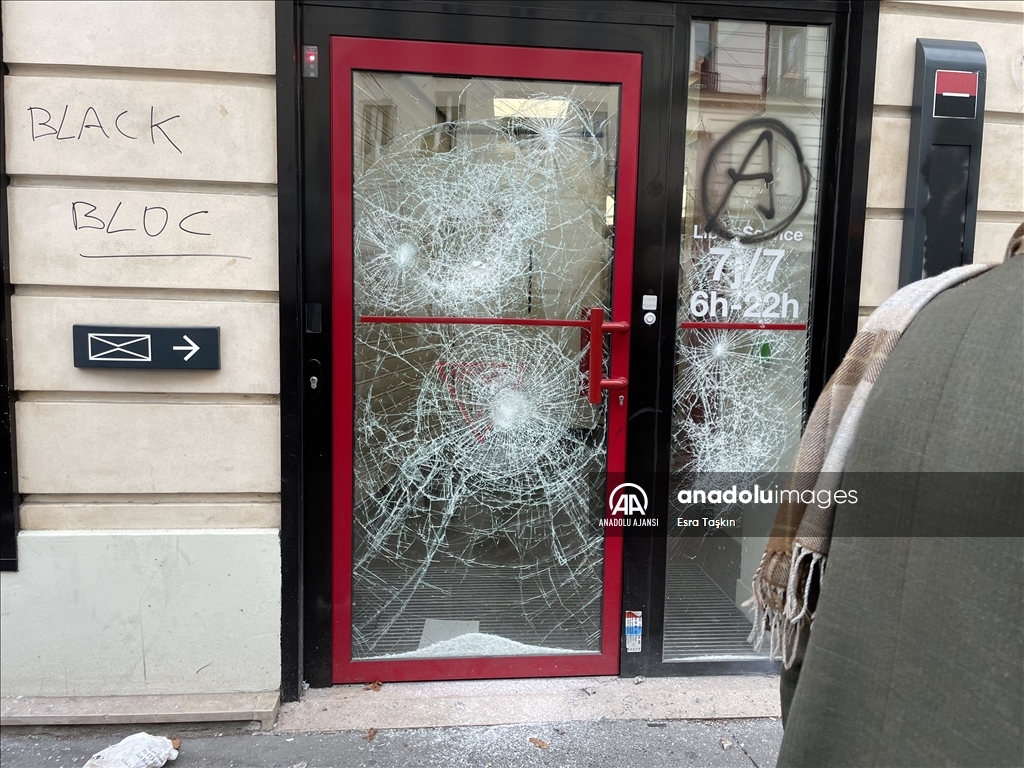 Organizatörler, Paris’teki gösteriye 140 bin kişinin katıldığını belirtti