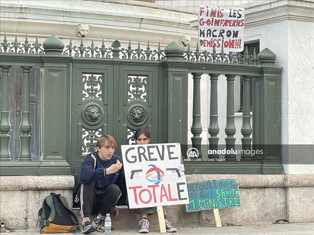 Organizatörler, Paris’teki gösteriye 140 bin kişinin katıldığını belirtti