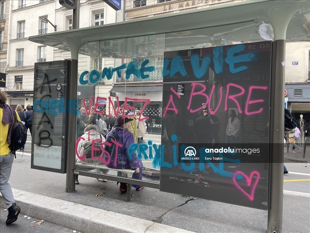 Organizatörler, Paris’teki gösteriye 140 bin kişinin katıldığını belirtti
