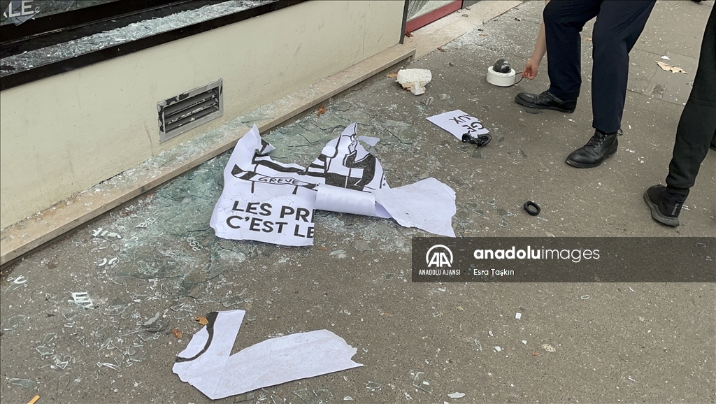 Organizatörler, Paris’teki gösteriye 140 bin kişinin katıldığını belirtti