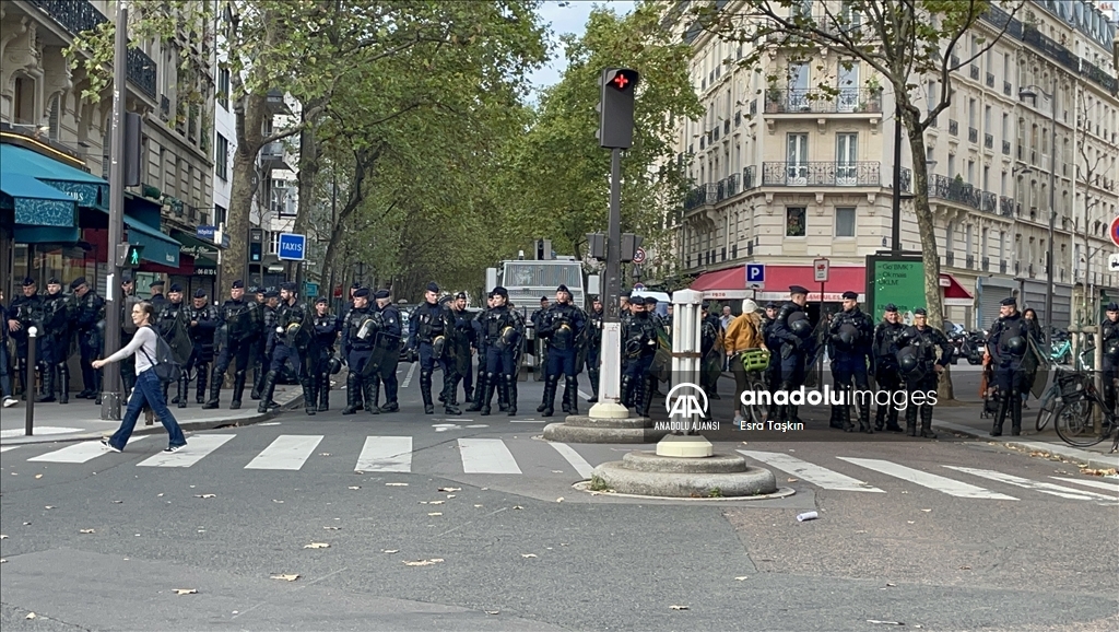 Organizatörler, Paris’teki gösteriye 140 bin kişinin katıldığını belirtti
