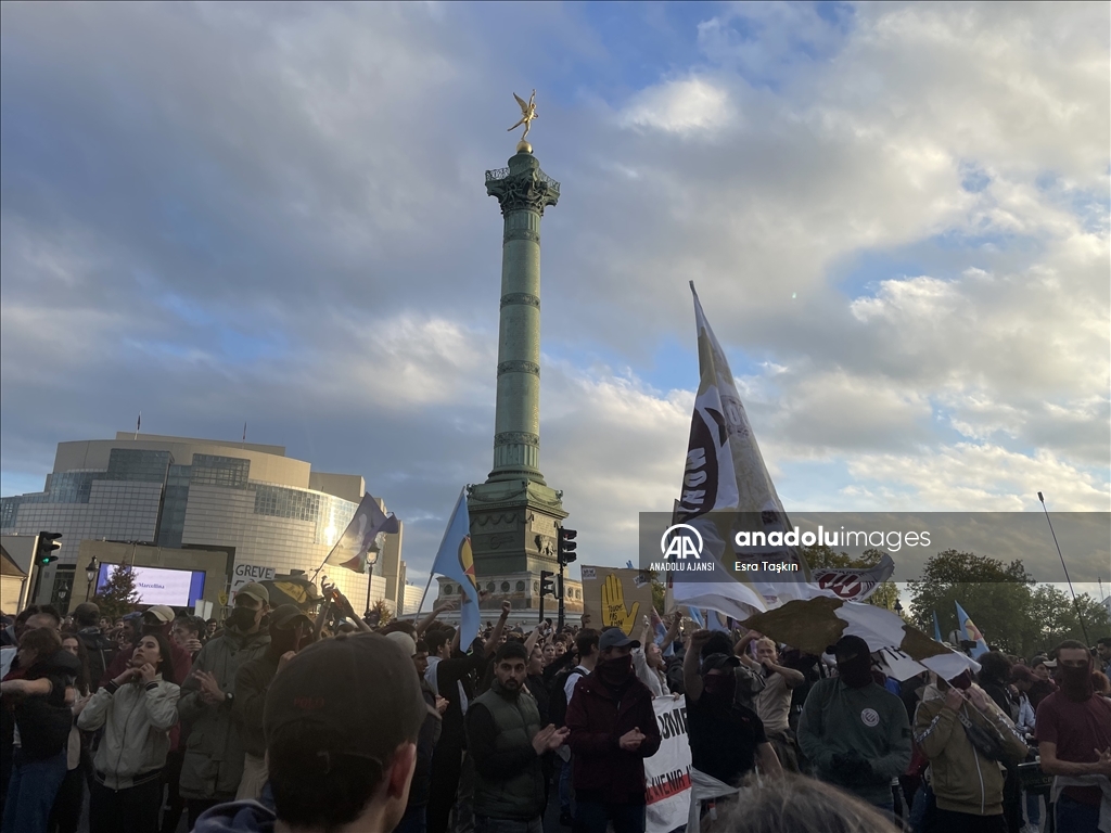 Organizatörler, Paris’teki gösteriye 140 bin kişinin katıldığını belirtti