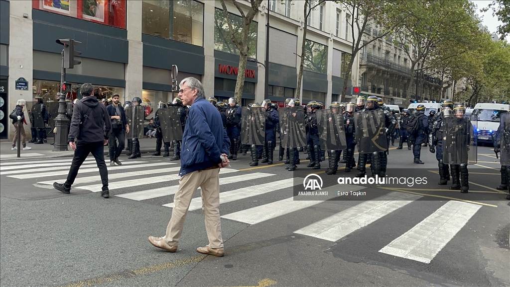 Organizatörler, Paris’teki gösteriye 140 bin kişinin katıldığını belirtti