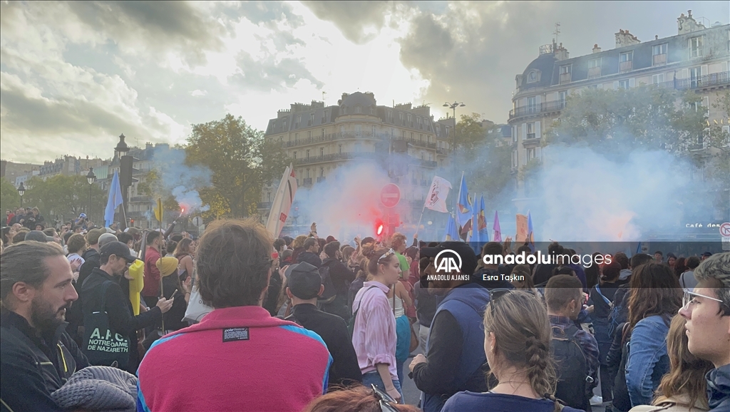 Organizatörler, Paris’teki gösteriye 140 bin kişinin katıldığını belirtti
