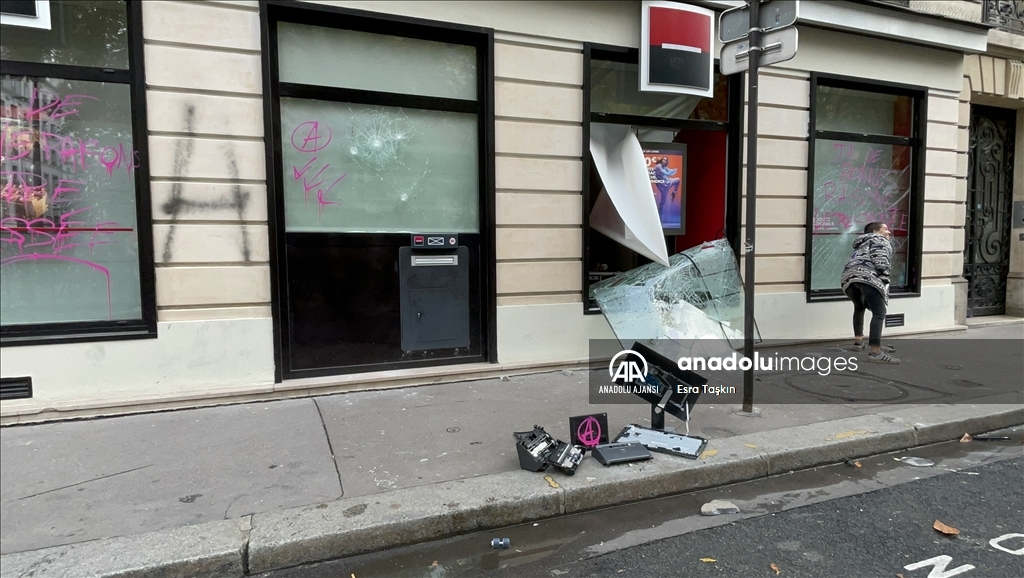 Organizatörler, Paris’teki gösteriye 140 bin kişinin katıldığını belirtti