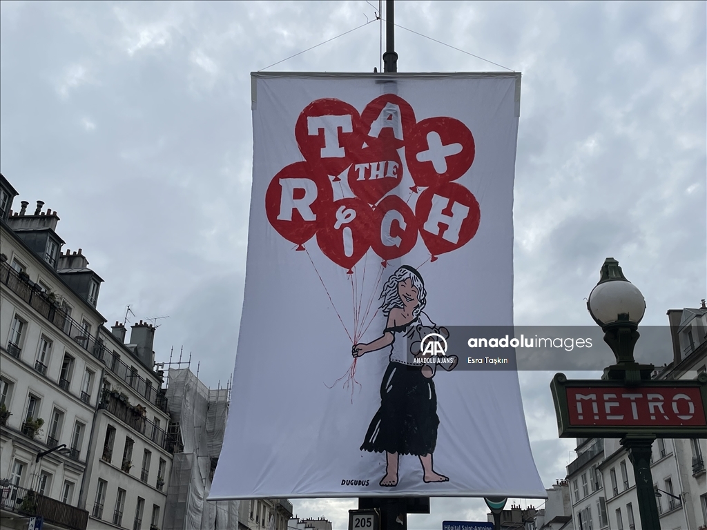 Organizatörler, Paris’teki gösteriye 140 bin kişinin katıldığını belirtti