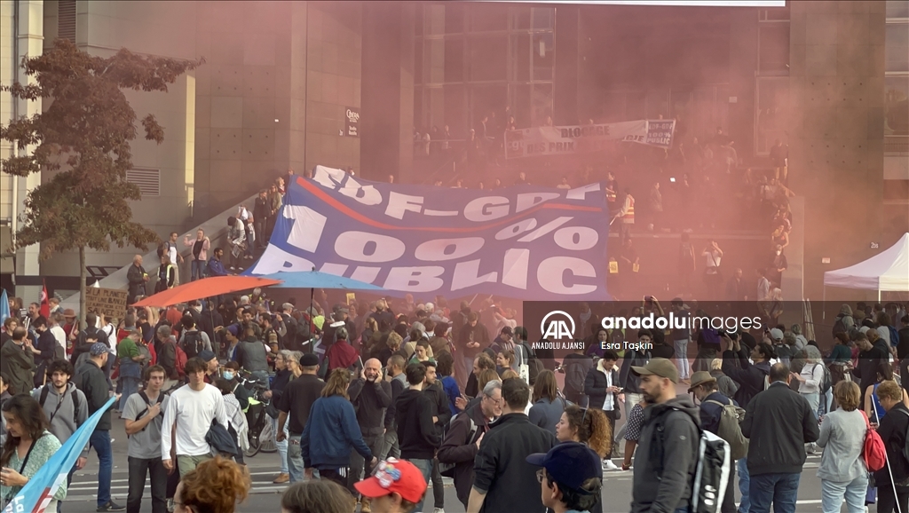 Organizatörler, Paris’teki gösteriye 140 bin kişinin katıldığını belirtti