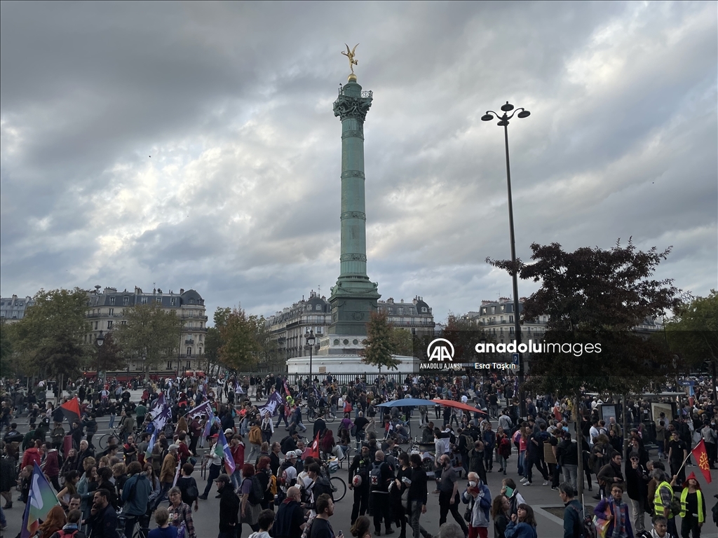 Organizatörler, Paris’teki gösteriye 140 bin kişinin katıldığını belirtti