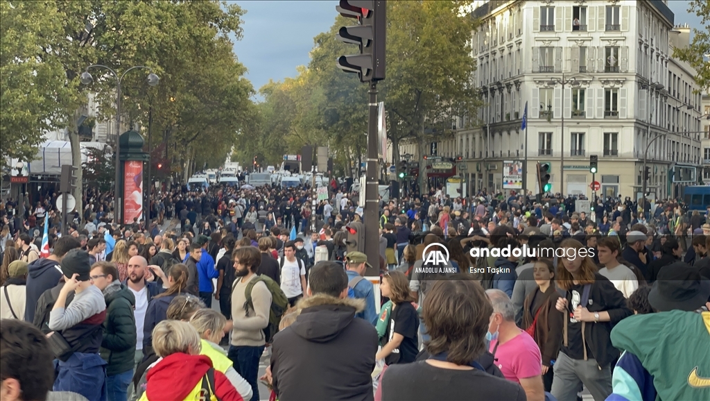 Organizatörler, Paris’teki gösteriye 140 bin kişinin katıldığını belirtti