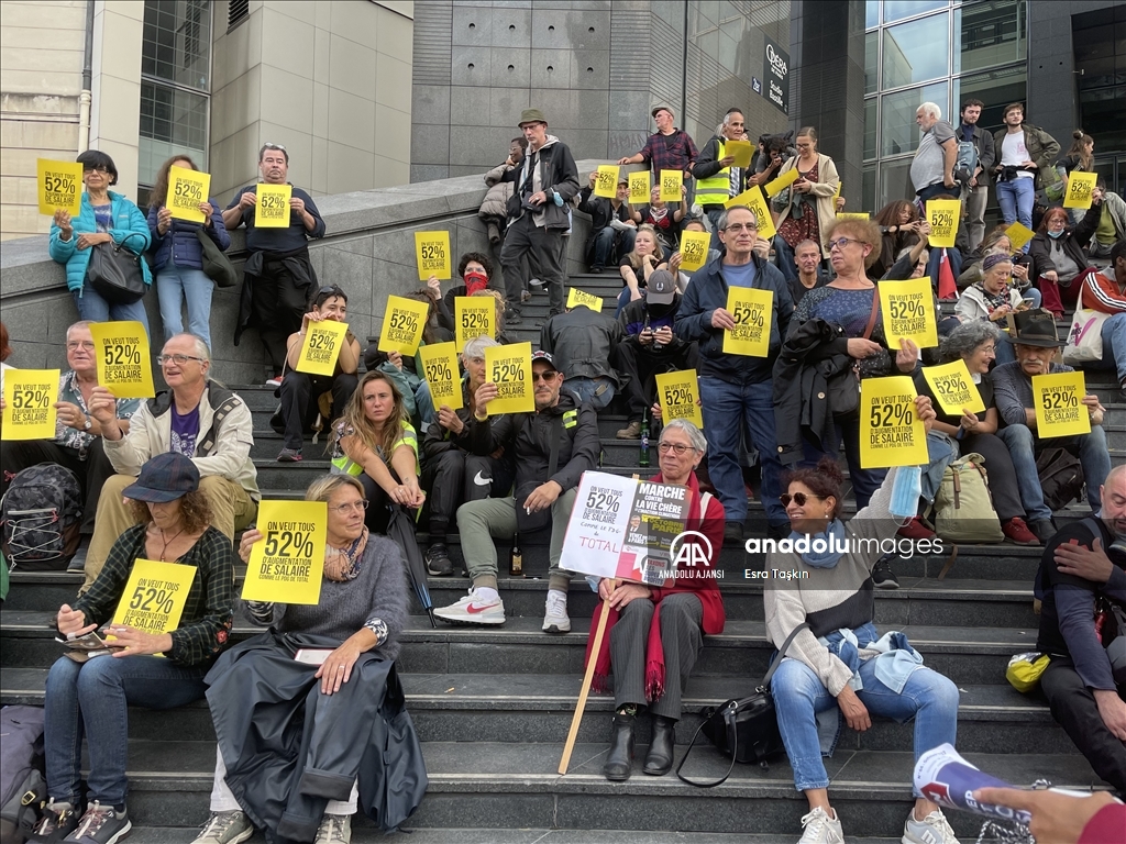Organizatörler, Paris’teki gösteriye 140 bin kişinin katıldığını belirtti