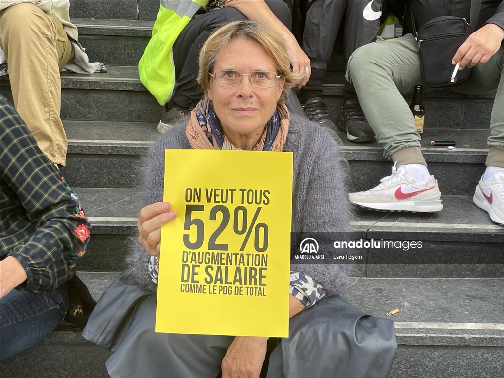 Organizatörler, Paris’teki gösteriye 140 bin kişinin katıldığını belirtti