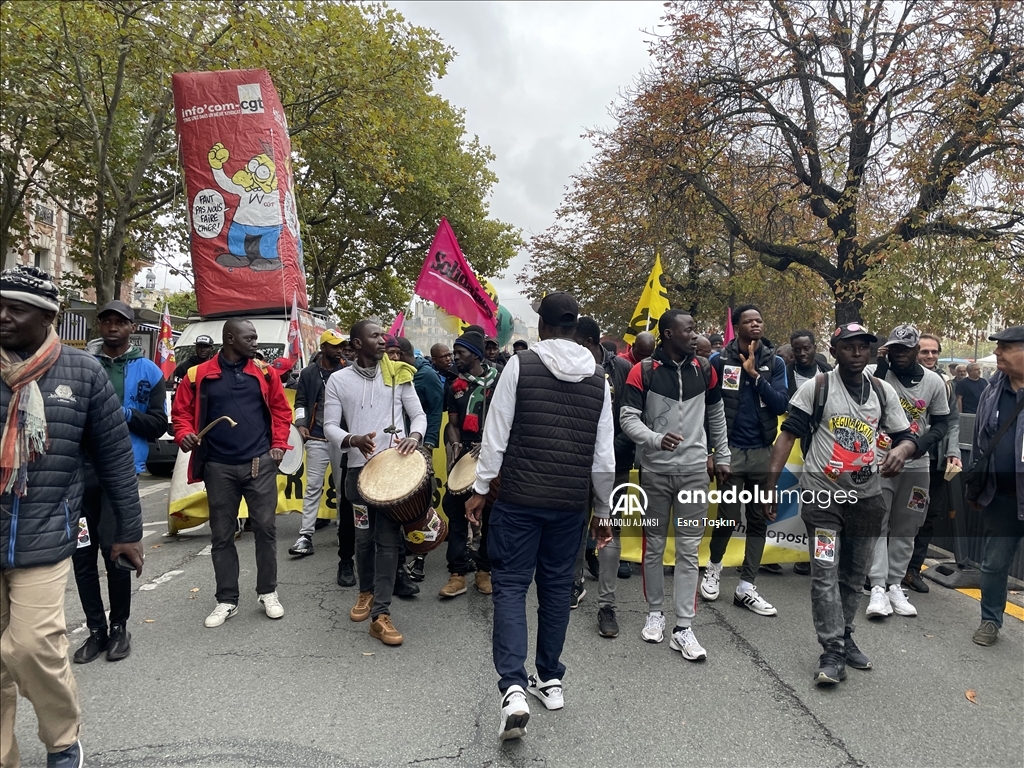 Paris'te maaş zammı talebiyle gösteri düzenlendi