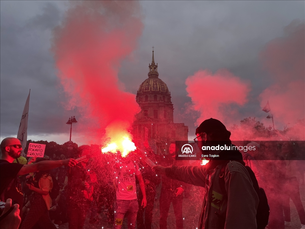 Paris'te maaş zammı talebiyle gösteri düzenlendi