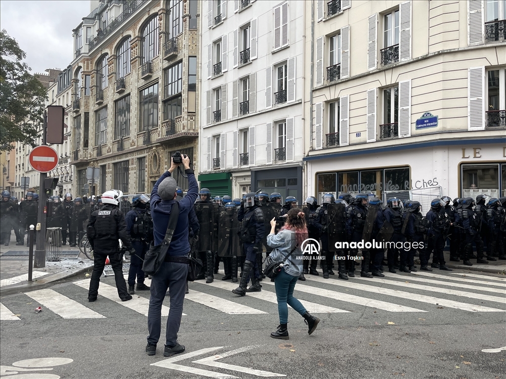Paris'te maaş zammı talebiyle gösteri düzenlendi