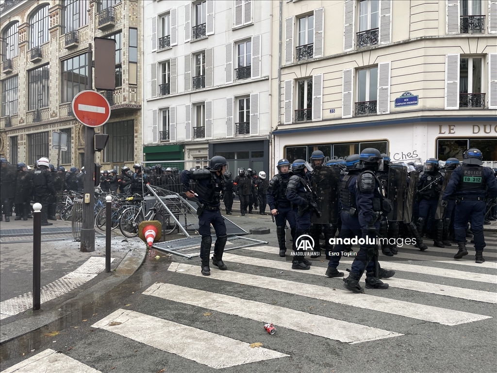 Paris'te maaş zammı talebiyle gösteri düzenlendi