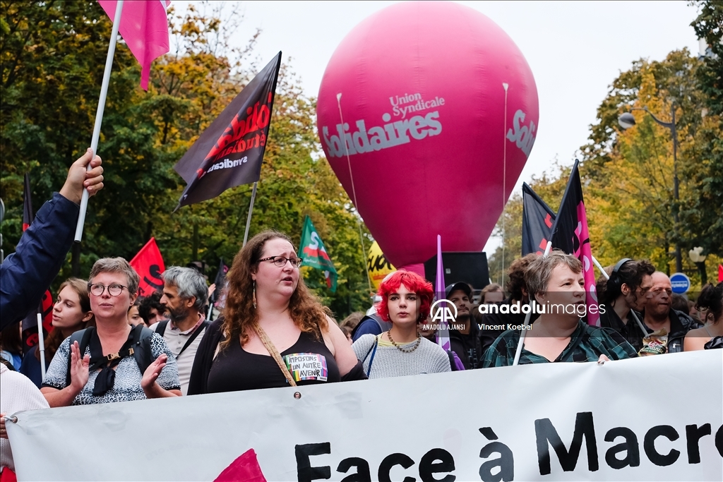 Paris'te maaş zammı talebiyle gösteri düzenlendi
