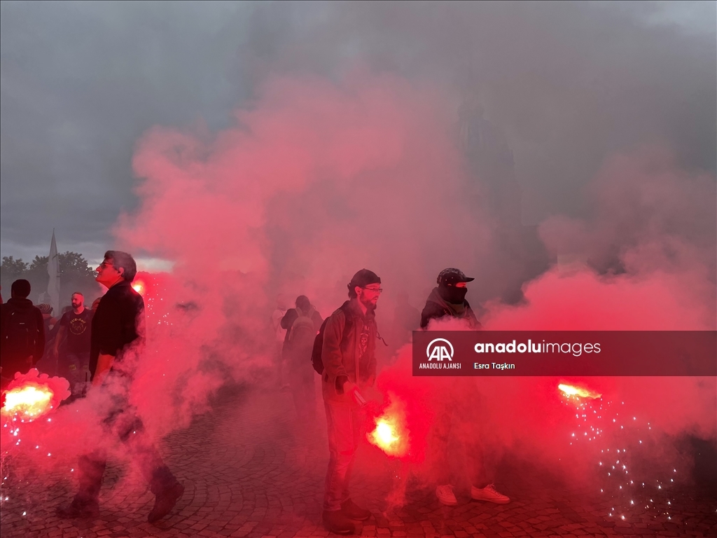 Paris'te maaş zammı talebiyle gösteri düzenlendi