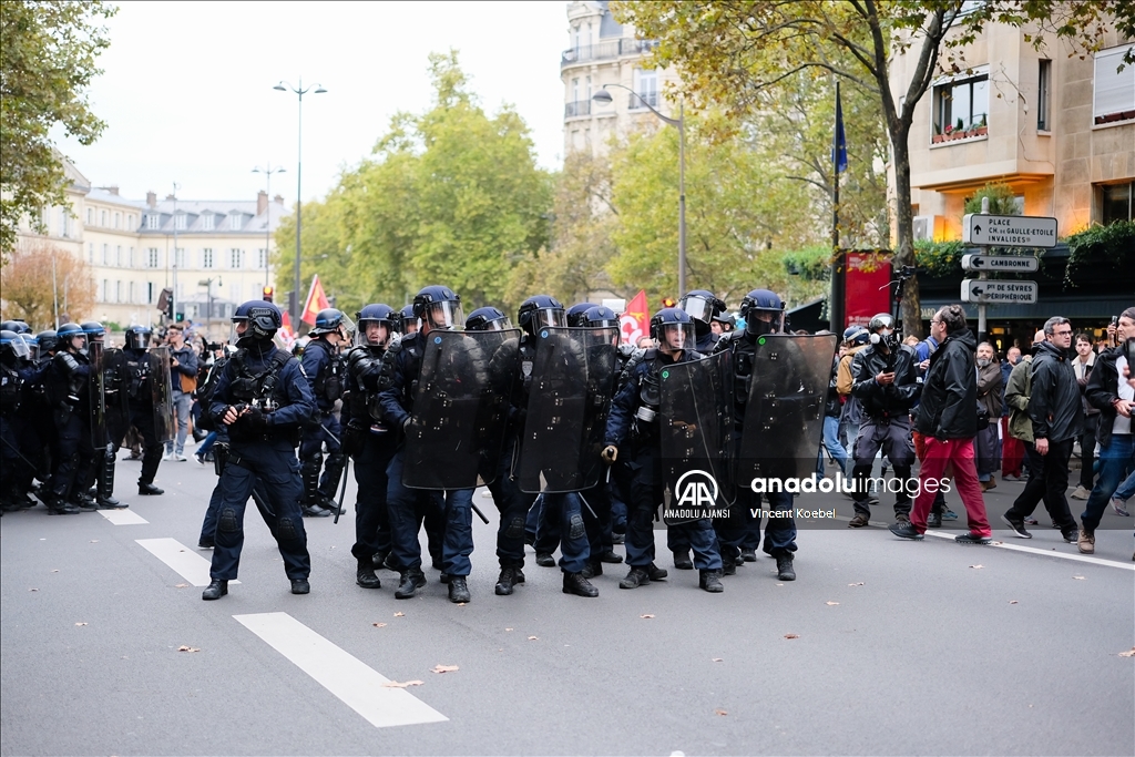 Paris'te maaş zammı talebiyle gösteri düzenlendi