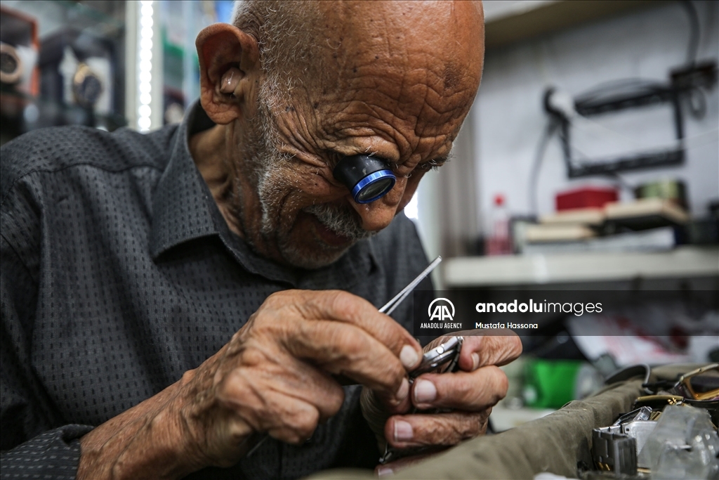 Palestinian watchmaker repairs clocks and watches for over a half ...