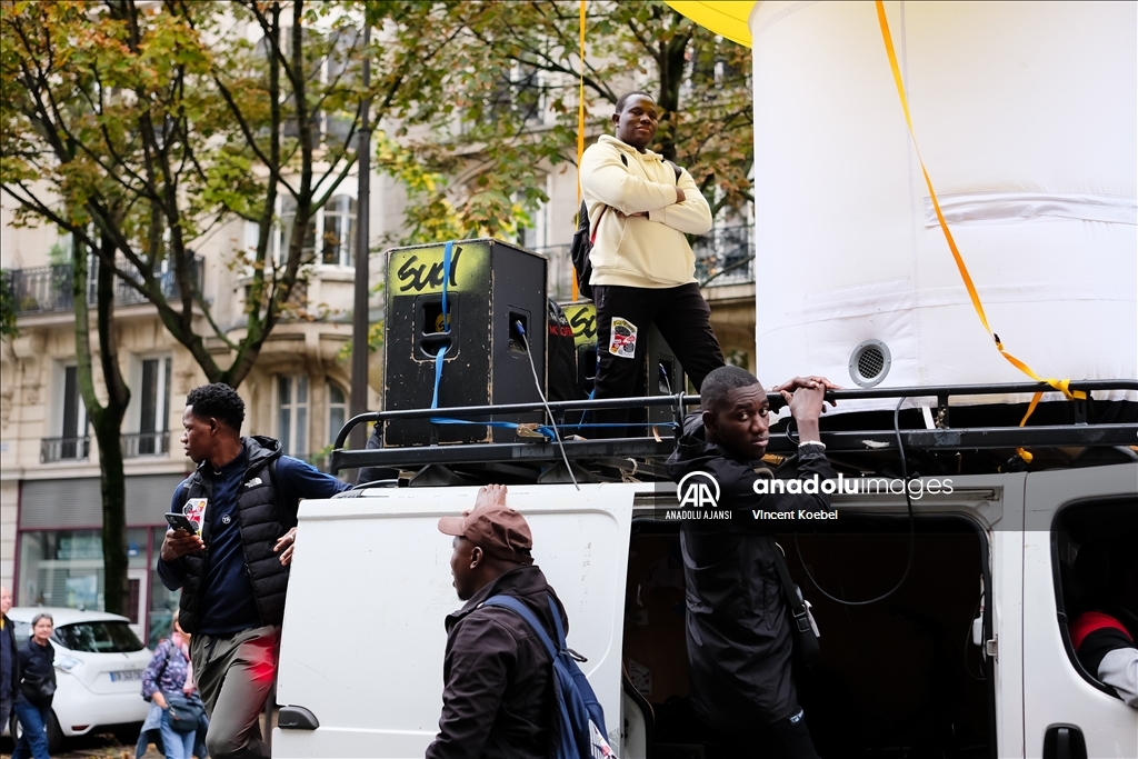 Paris'te maaş zammı talebiyle gösteri düzenlendi
