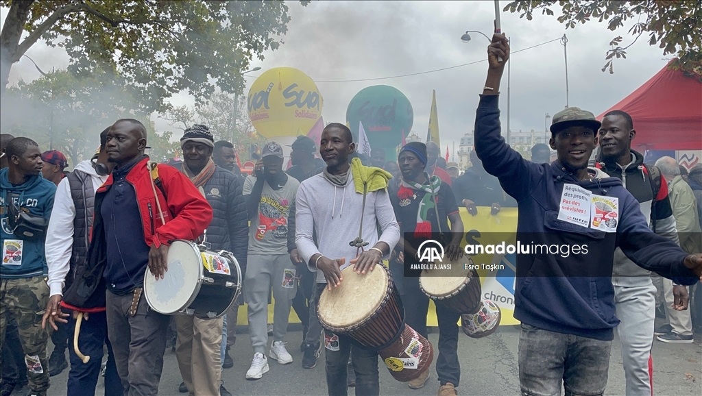 Paris'te maaş zammı talebiyle gösteri düzenlendi