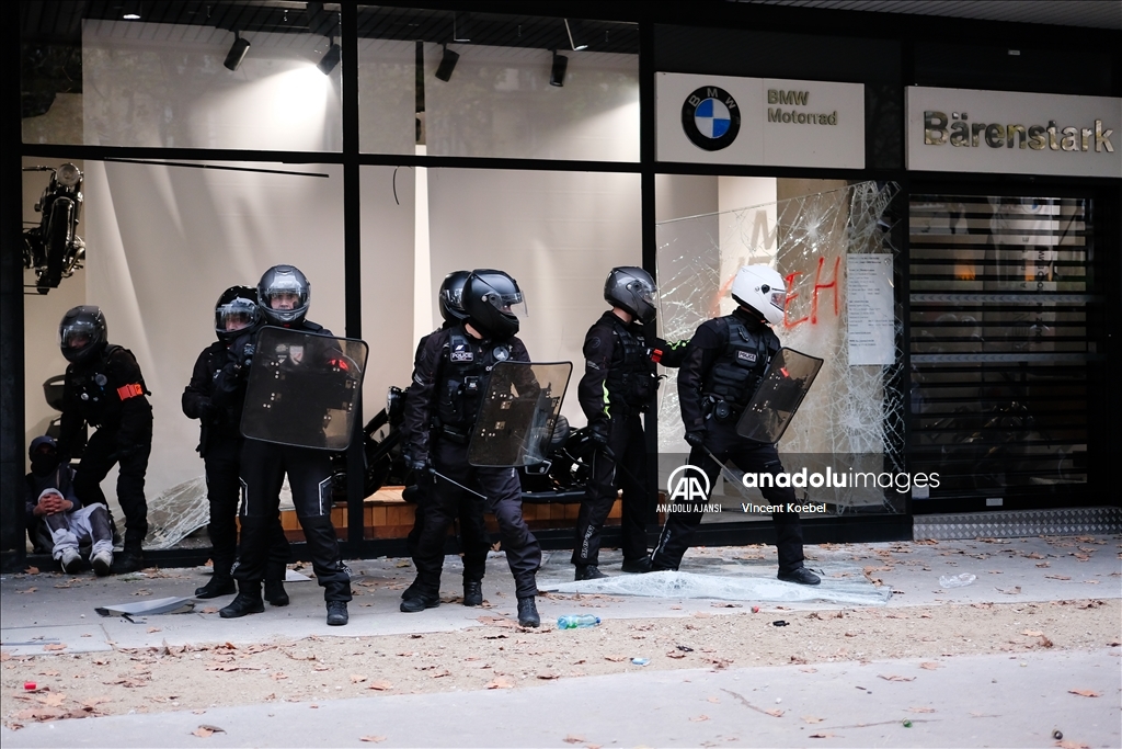 Paris'te maaş zammı talebiyle gösteri düzenlendi