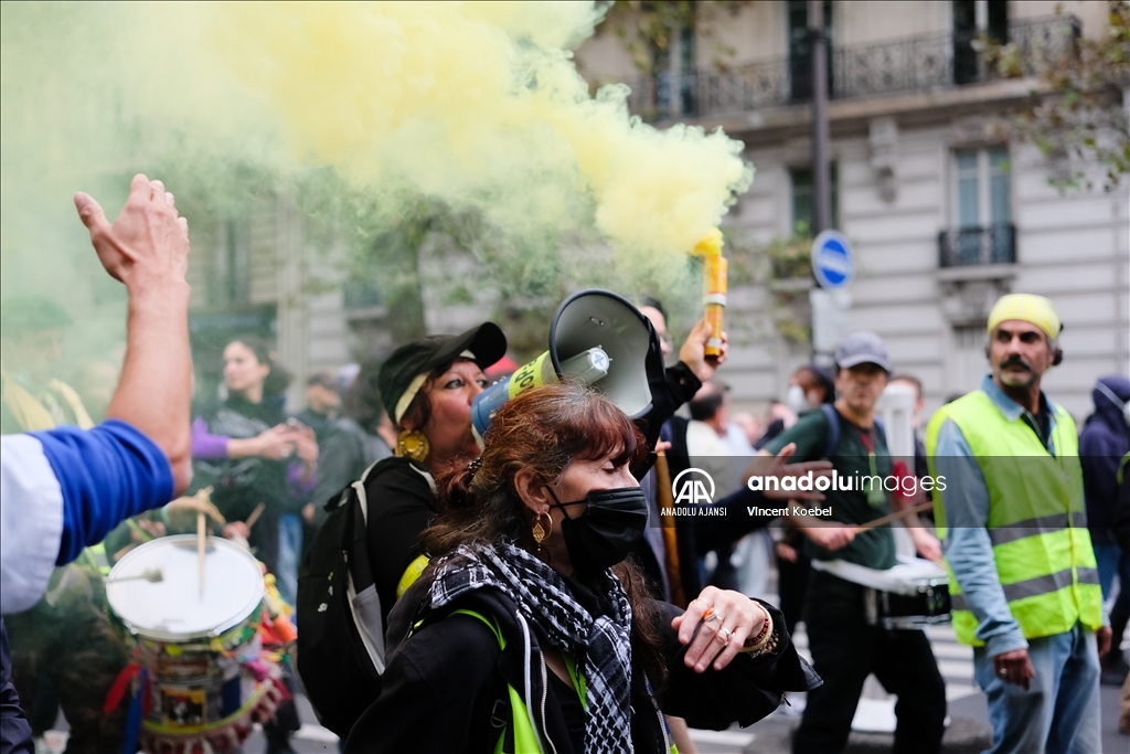 Paris'te maaş zammı talebiyle gösteri düzenlendi