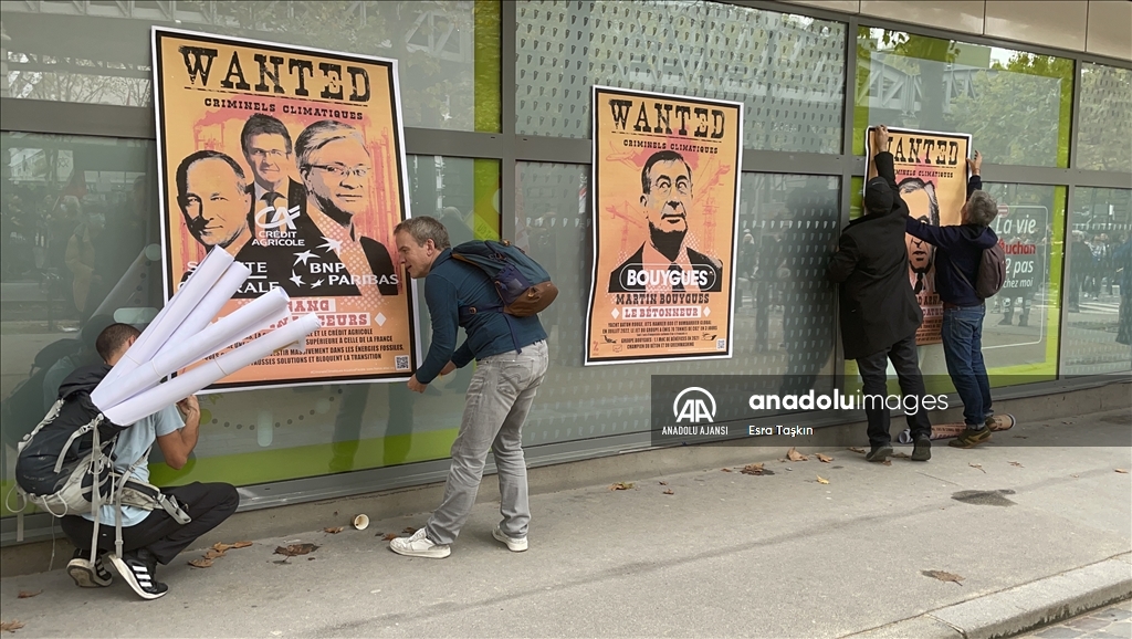 Paris'te maaş zammı talebiyle gösteri düzenlendi