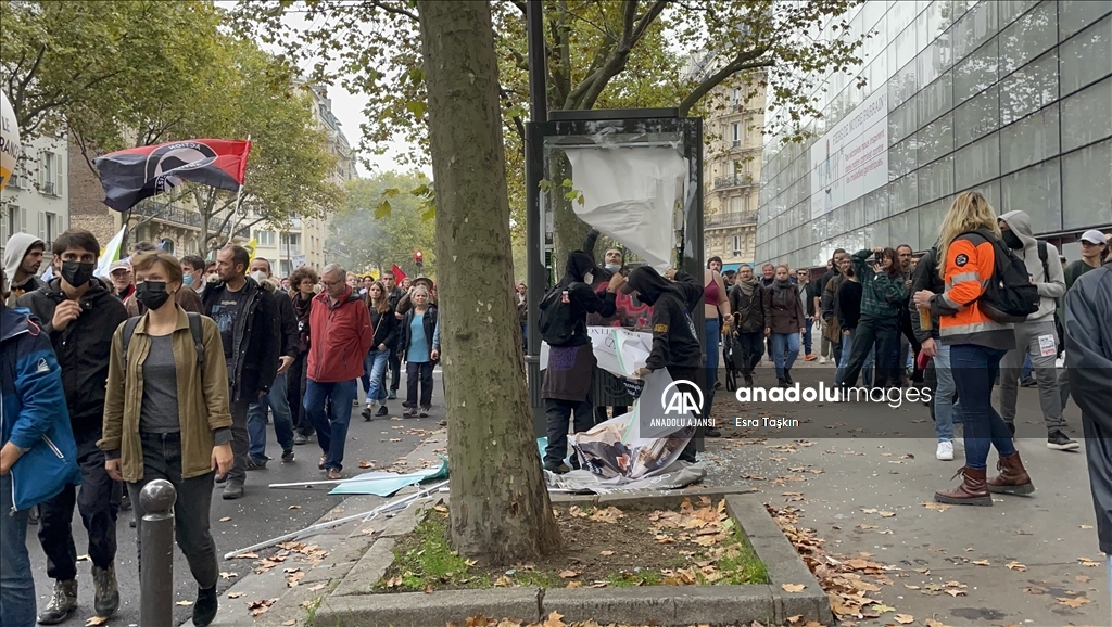 Paris'te maaş zammı talebiyle gösteri düzenlendi