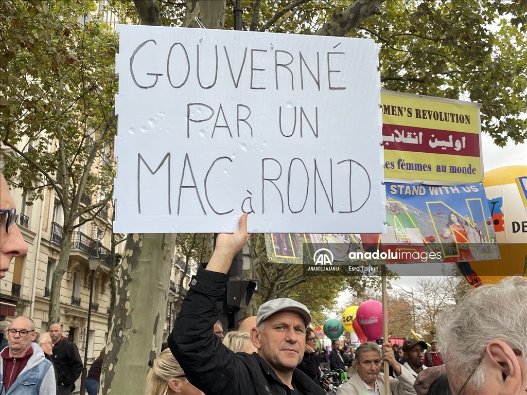 Paris'te maaş zammı talebiyle gösteri düzenlendi