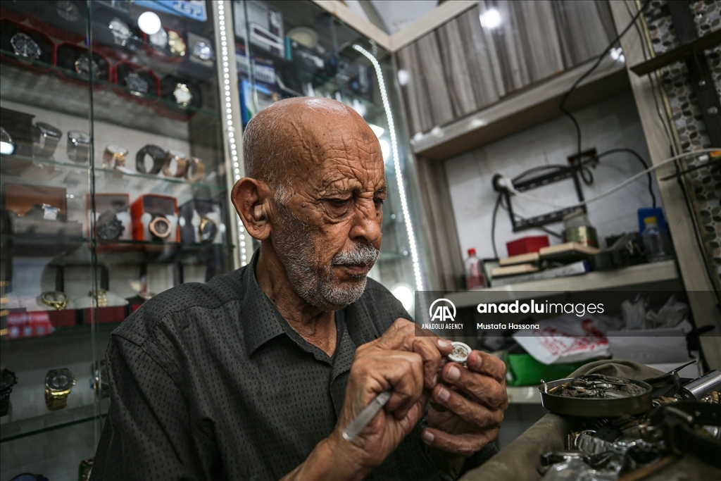 Palestinian watchmaker repairs clocks and watches for over a half ...