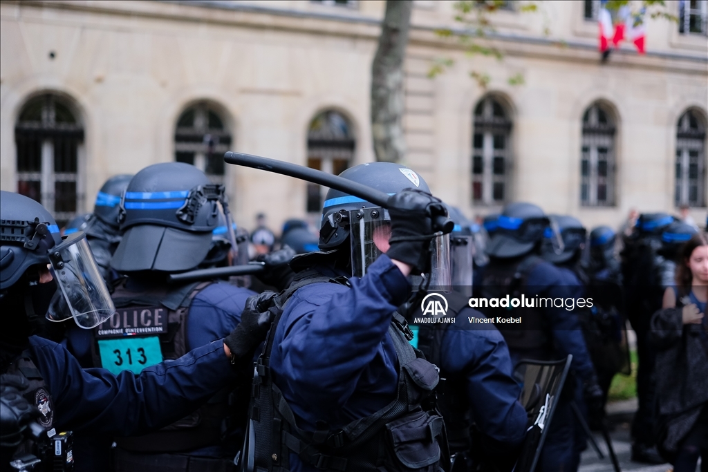 Paris'te maaş zammı talebiyle gösteri düzenlendi