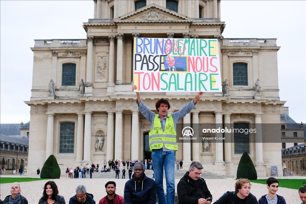 Paris'te maaş zammı talebiyle gösteri düzenlendi