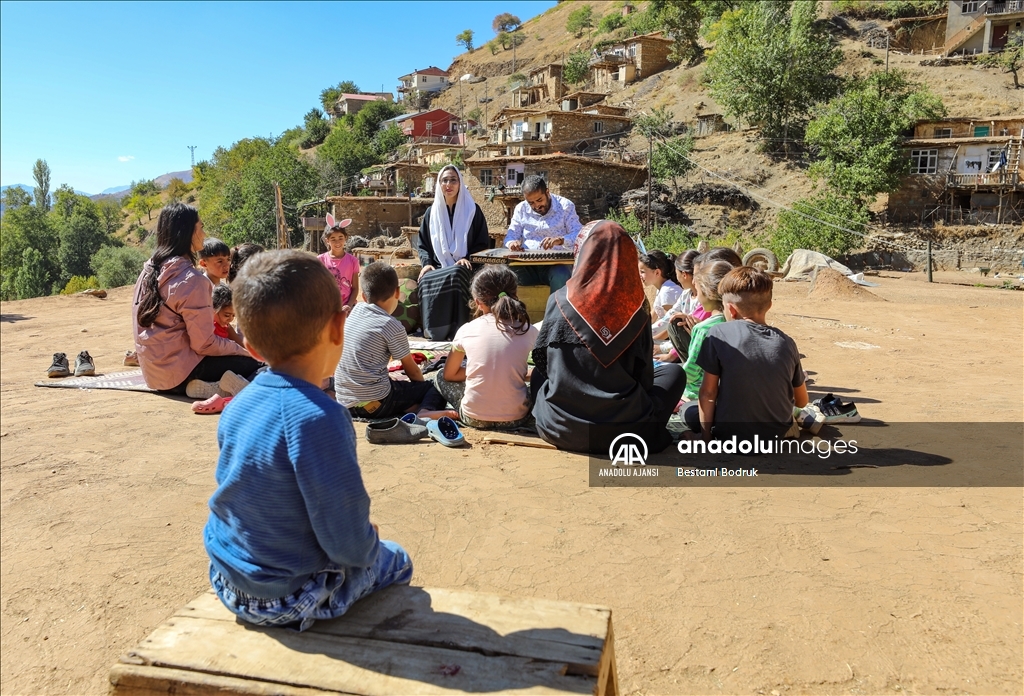 Öğretmenler "Masalcı Nine" ve "Muciddin" karakterleriyle köylerde çocuklarla buluşuyor